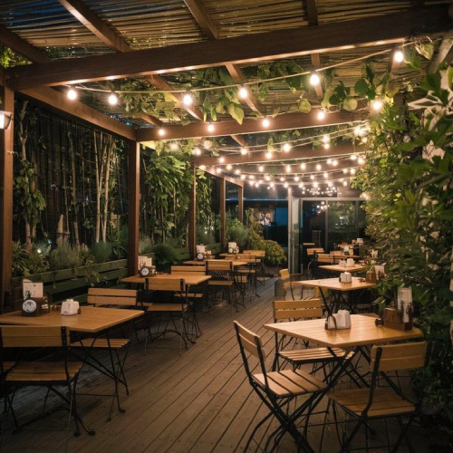 Restaurante sofisticado com mesas na calçada no bairro do Umarizal