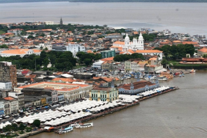 Pessoa usando um tablet para um tour virtual em imóvel