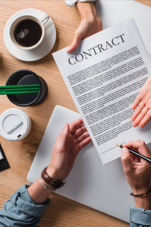 Pessoa assinando contrato de financiamento imobiliário na Caixa